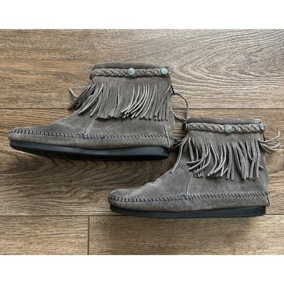 Minnetonka Ankle Boot Womens 6 Gray Suede Fringe Back Zip Moccasin Boho Casual - Picture 4 of 12